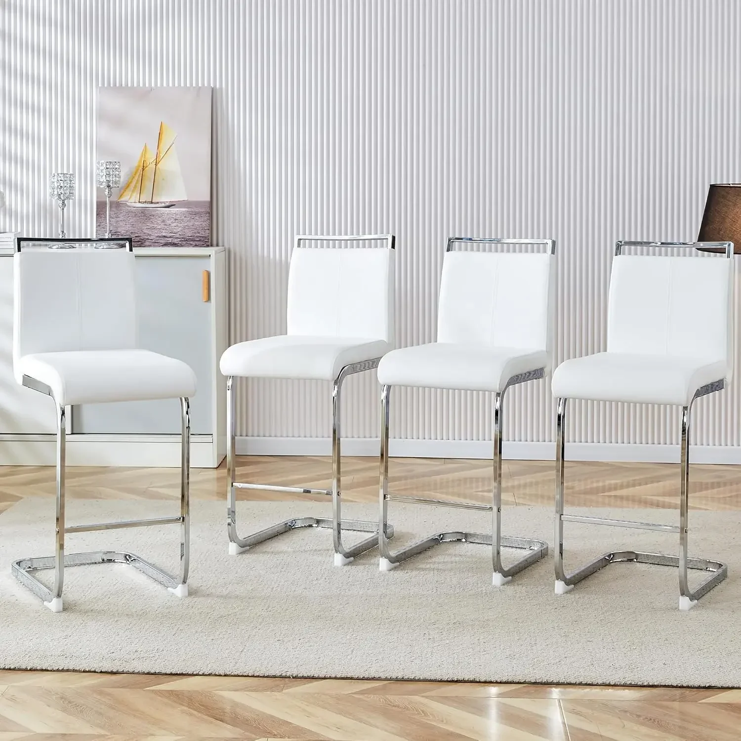 مجموعة مقاعد بار مكونة من 4 قطع، مقاعد بار بارتفاع عداد مع ظهر، كراسي مطبخ PU بيضاء مع ساق معدنية مطلية بالكروم. كرسي منجد