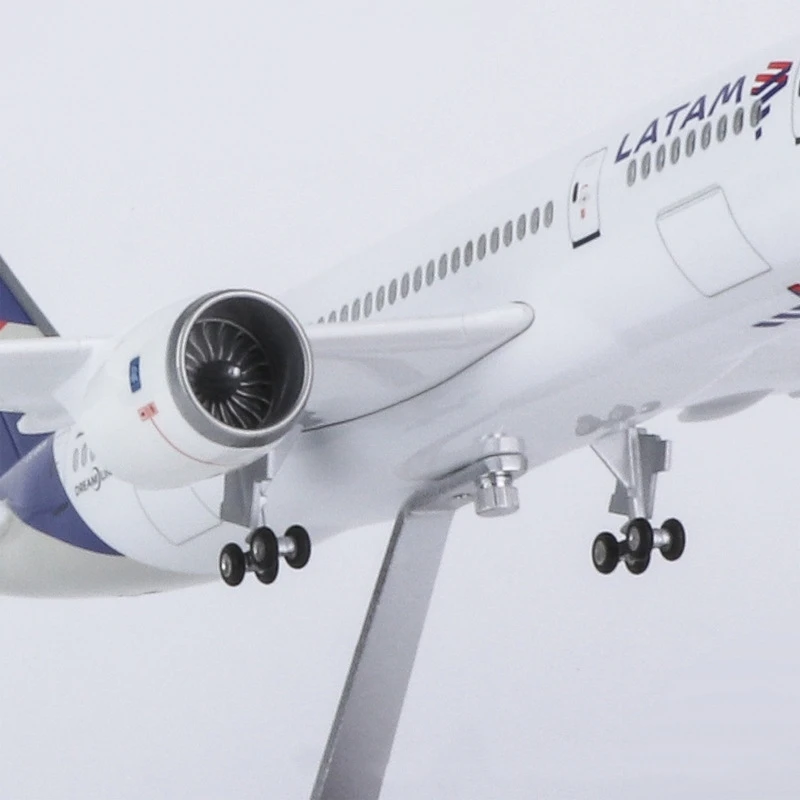 B787 비행기 모델 47cm 라틴 아메리카 항공 장난감 비행기 모델 1/130 스케일 소형 비행기 빛과 바퀴 장난감 소년 어린이