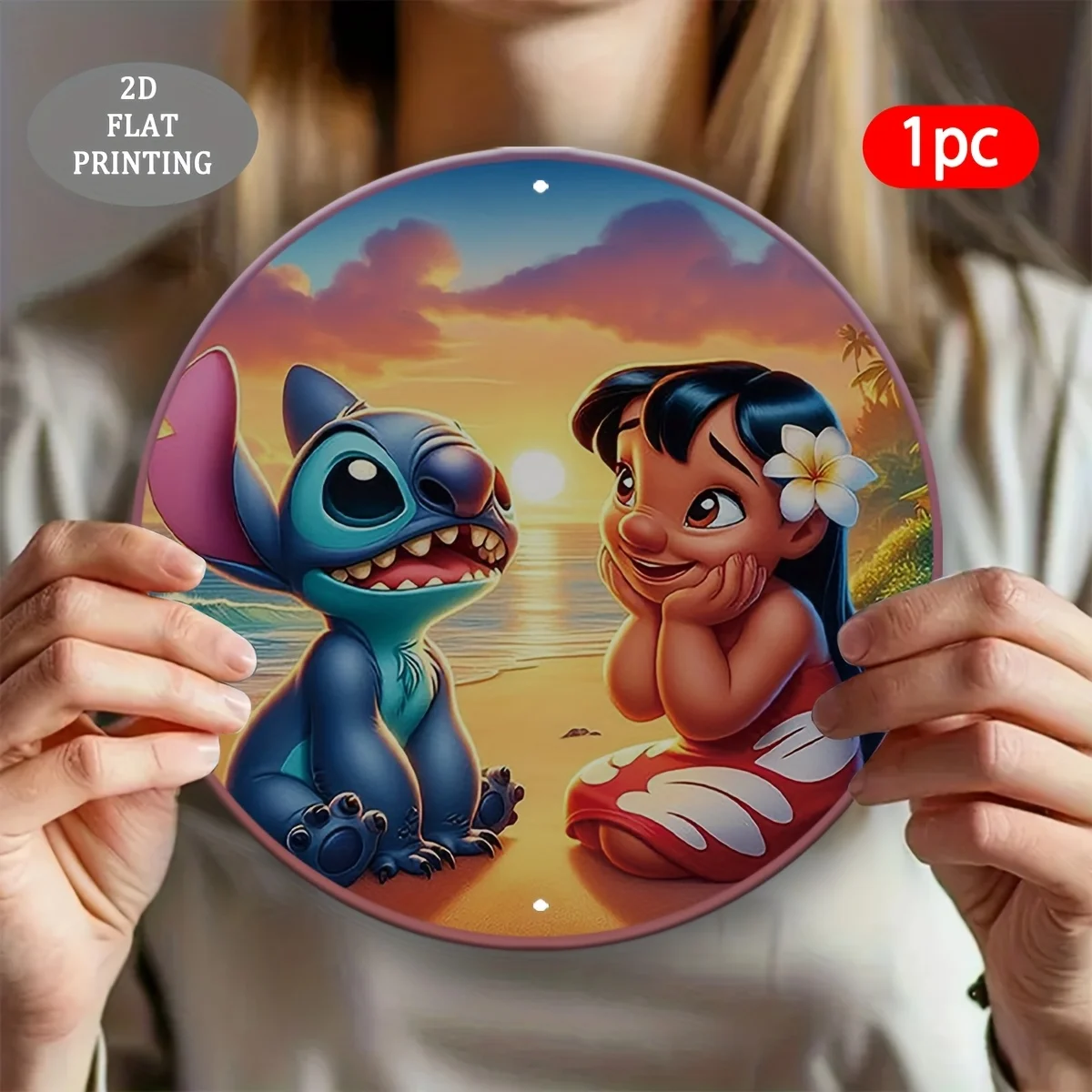 لافتة ألومنيوم دائرية مسطحة ثنائية الأبعاد، قطعة واحدة من Lilo & Stitch Beach Sunset - لوحة زخرفية مسطحة ثنائية الأبعاد بتصميم استوائي نابض بالحياة، مثالية