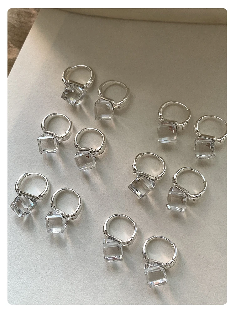 Quadratische Zirkonia-Huggie-Ohrringe, Silberbeschichtet, Blaue Klare Kristall-Creolen, Eleganter Alltagsschmuck für Frauen, Geschenkidee – Detail 17