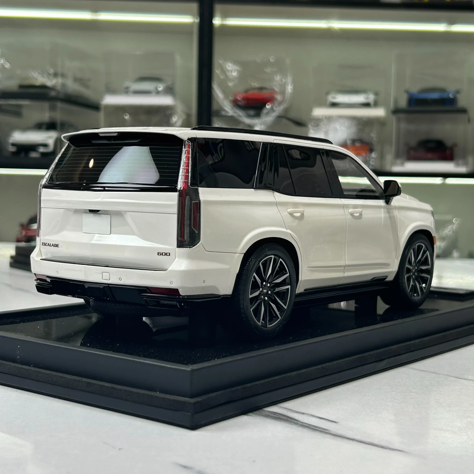 MH 1:18 Escalade600 Platinum SUV Simulation Limited Edition Resin Metal Static Car Model Toy Gift