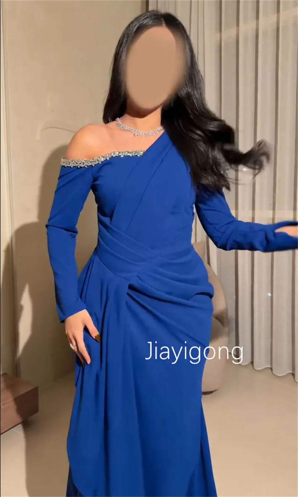 Szyte na miarę, wysokiej jakości, wykwintne sukienki długie, z cekinami, o kroju trąbki, z odkrytymi ramionami, na specjalne okazje, formalne.