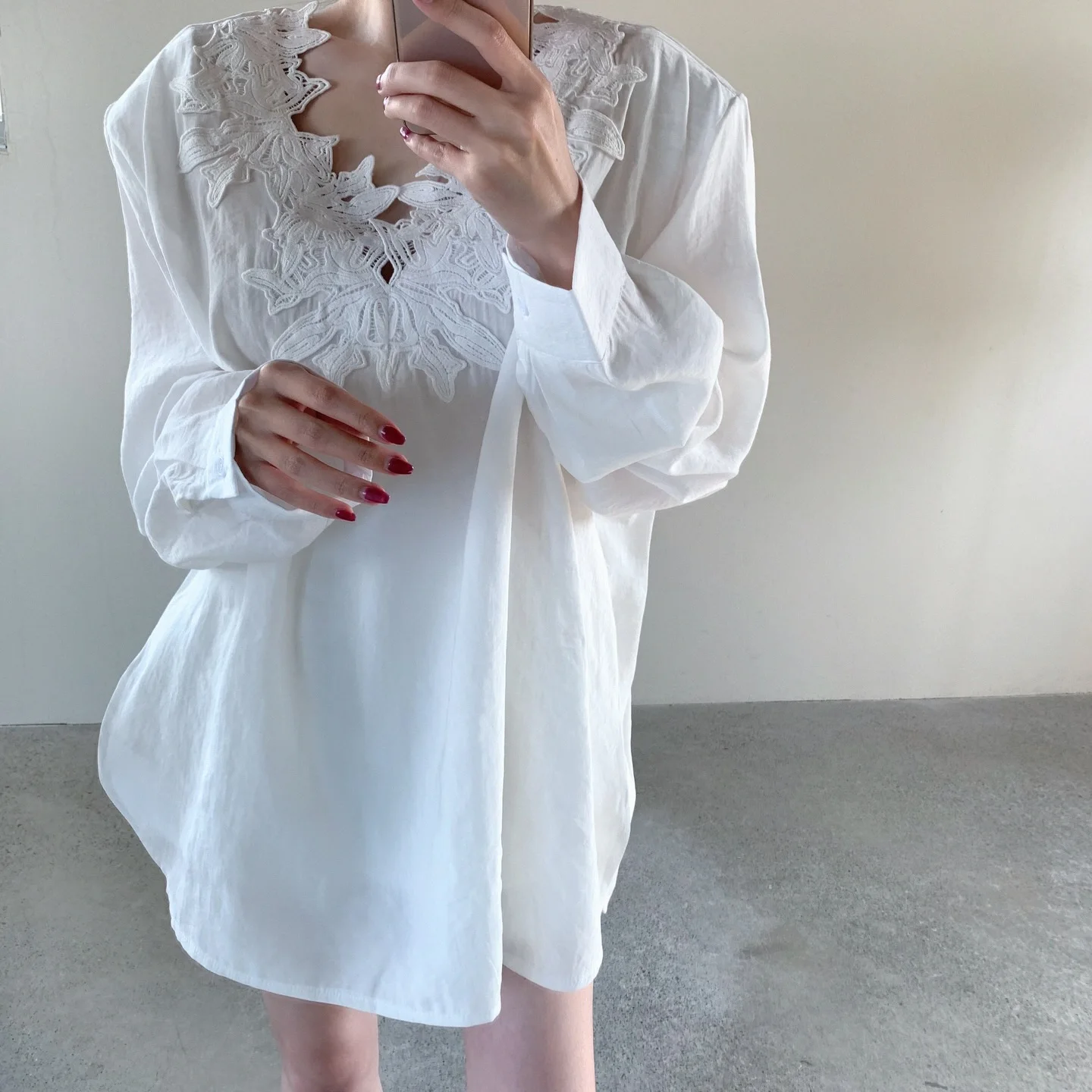 

Retro Style Lace V-Neck Shirt Women's Chic Korean Fashion White Gentle Trendy Long Sleeve Mid-Length Shirt Not Easy to Deform