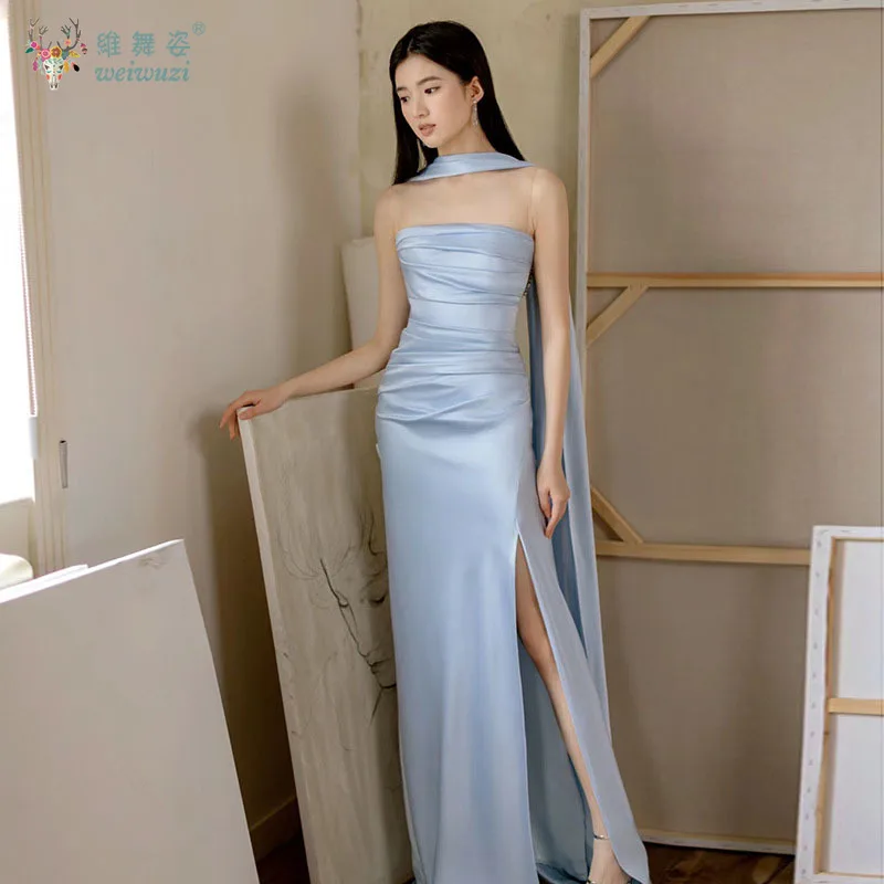 新しいフレンチスタイルのブルーのストラップレスの婚約イブニングドレス、エレガントなサテンのサイドスリットとバックレスチェーンのキンセニエラドレス