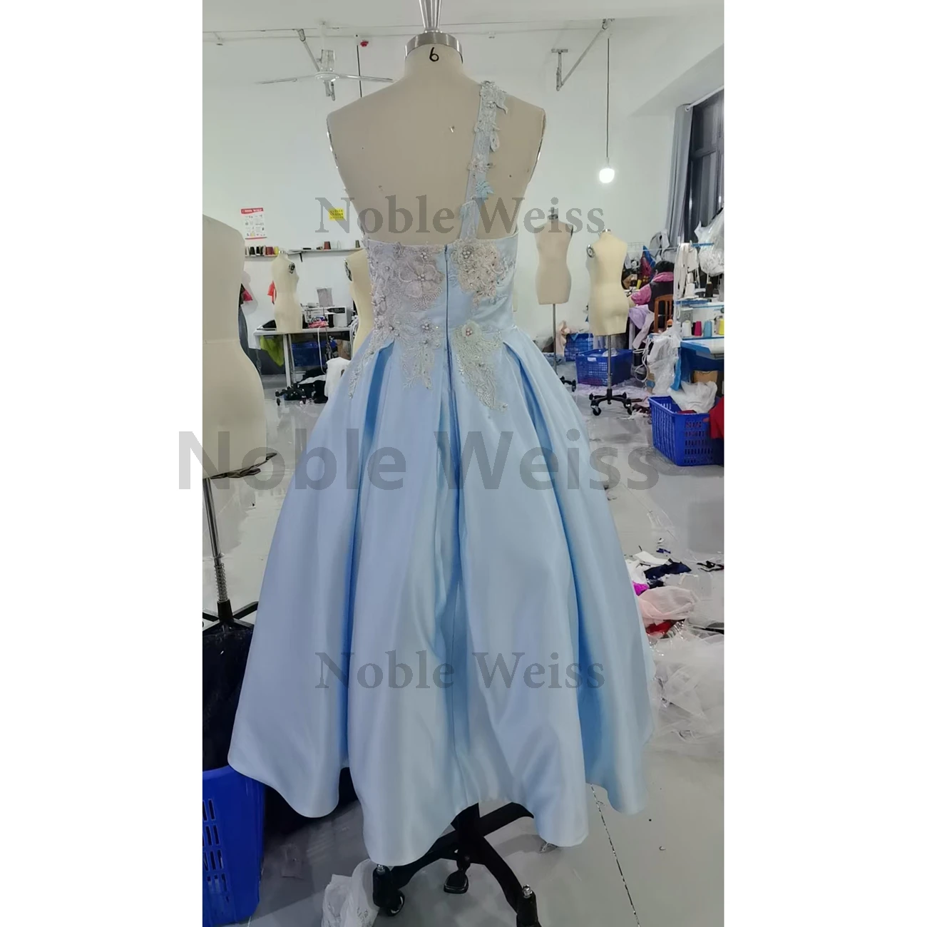 ชุดราตรีไหล่เดียวผ้าซาตินทรงเอหรูหราสั้นชุดปาร์ตี้แอพพลิเคชันปรับแต่ง