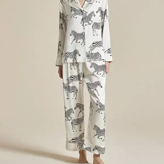 elegante-abbigliamento-da-casa-in-seta-ghiaccio-con-stampa-zebrata-pigiami-da-donna-con-bottoni-modellanti-indossabili-anche-fuori-casa