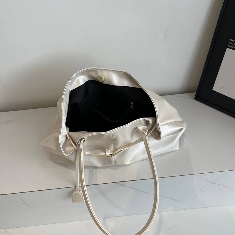 حقائب يد نسائية من Leftside 2025 موضة ربيع فاخرة جديدة للسيدات حقائب يد جلدية فضية كبيرة حقائب كتف عصرية للسيدات #6