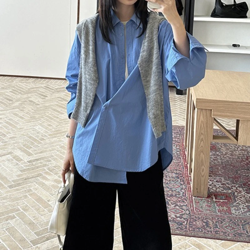 A nova camisa de lapela outono 2025 tem um design solto e mangas compridas, em camadas com um top solto e versátil