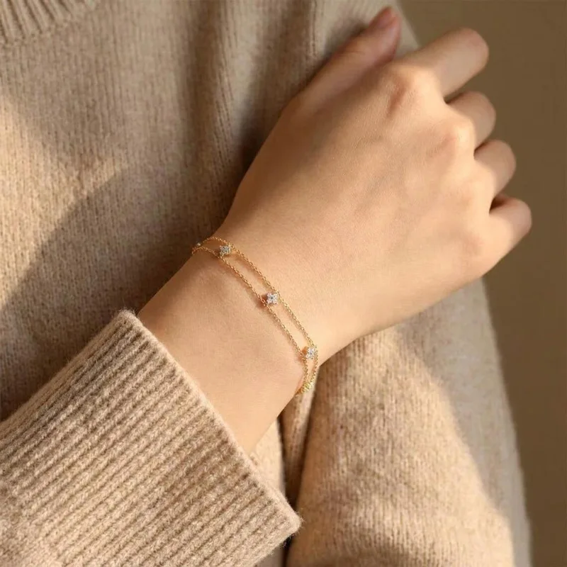 Lnkry 14K Gold Filled Armband mit vierblättriger Blume und Doppelkette für Damen, zertifiziertes 2mm rundes Moissanit-Armband, Handschmuck, Geschenk – Detail 4