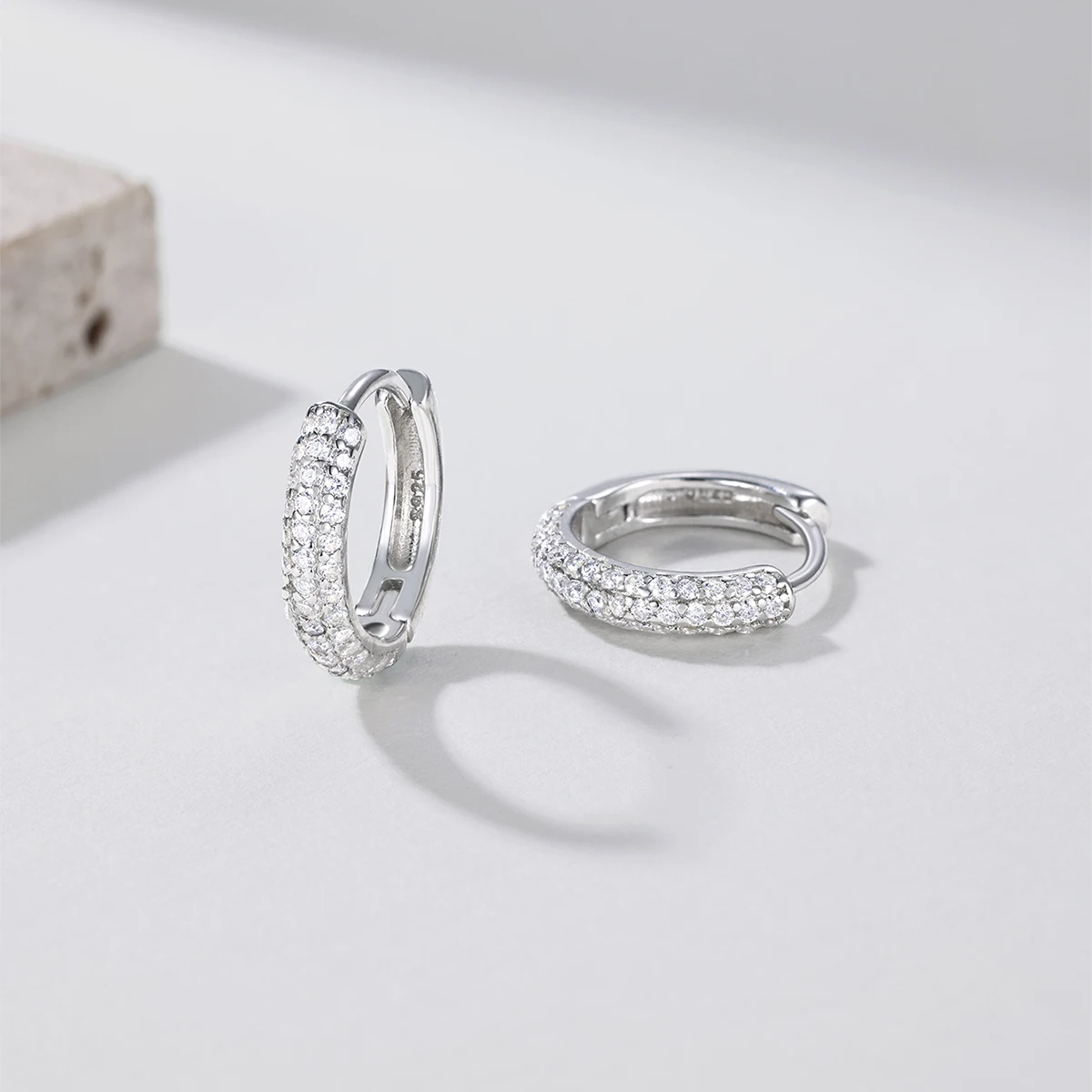 

S925 sterling silver earrings plated with 18K white gold and 0.43 carats of moissanite for women gift