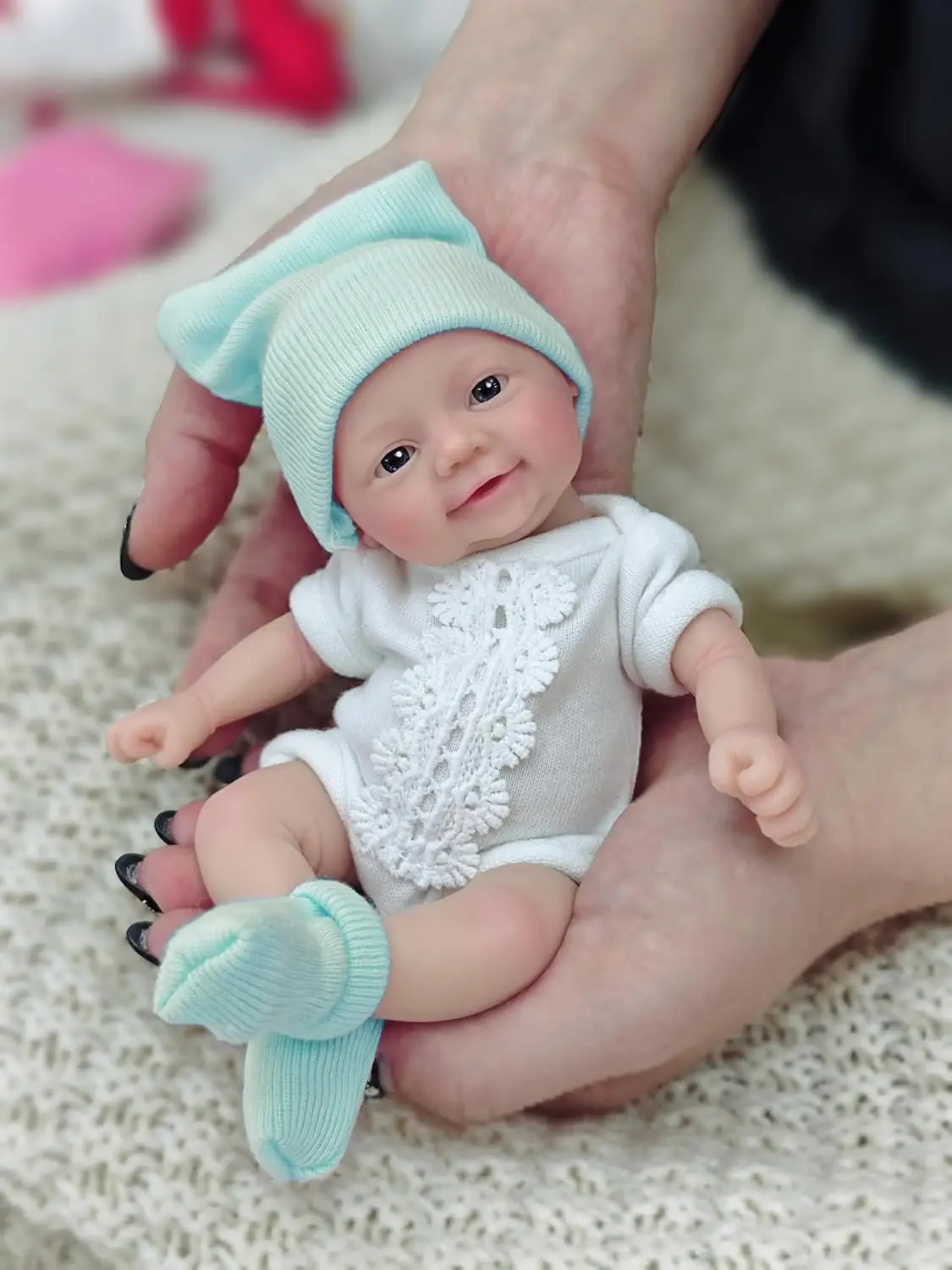 7 Zoll Reborn-Puppe aus Vollsilikon mit blauen Augen, realistischem Aussehen, niedliches Babyspielzeug mit Geschenkbox – Detail 2