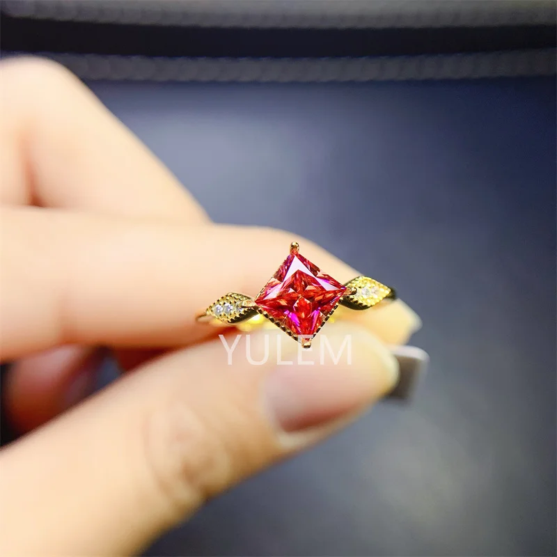 Red Princesscut Moissanite Ring Delivery S925 Silver 1 Carat Luxury Rings Women Birthday Gift Jewelry