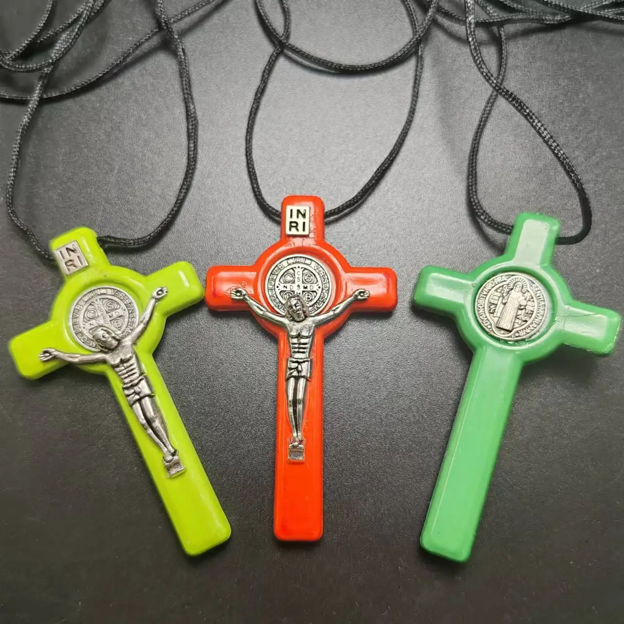 3pcs/pack red or green plastic St. Benedict cross pendant necklace Benedict necklace cord