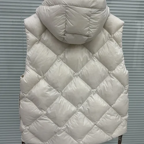 أسفل المعاطف