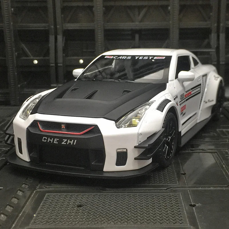 

1:24 Nissan GTR 35 alloy model with large tail can open the door and hood trunk of the acousto-optic pull-back toy