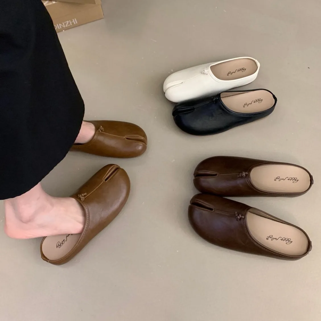 

Новые женские шлепанцы Bailamos: модные мюли с раздельным носком, на плоской подошве, из мягкой кожи, повседневные, для улицы