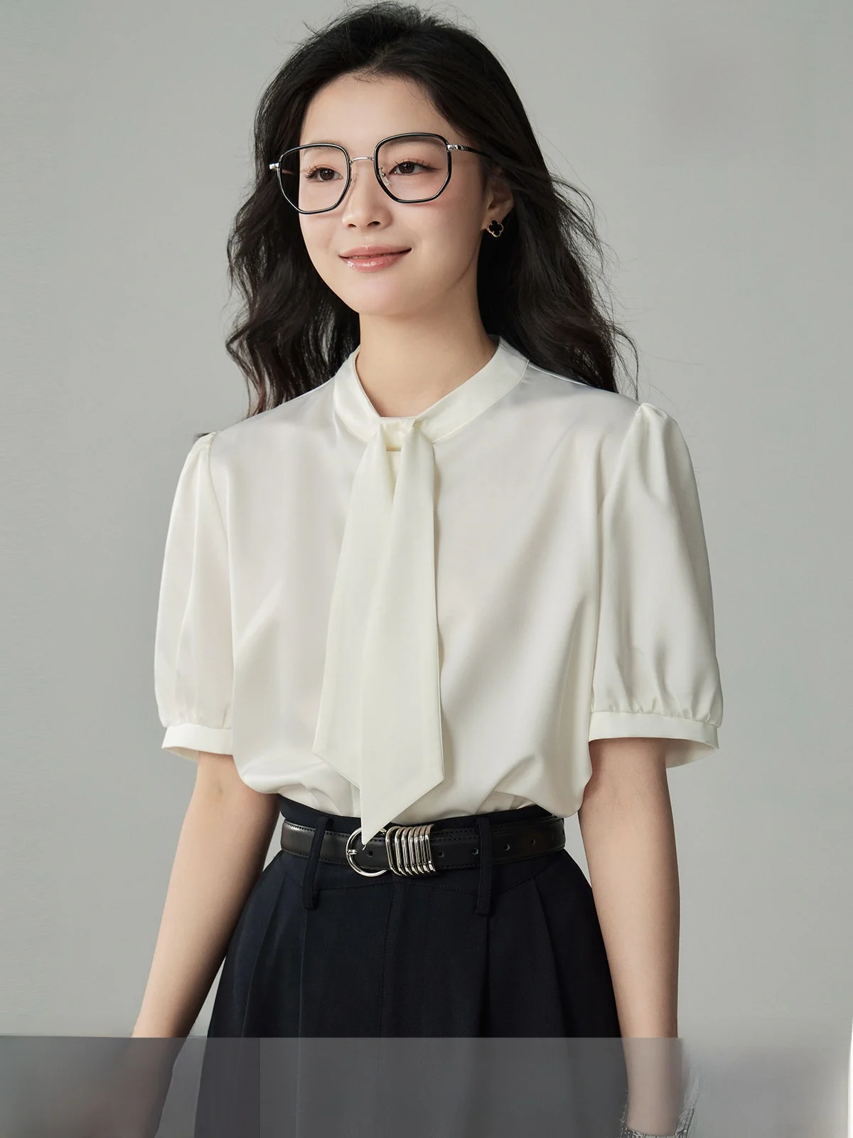 

Yake Home White Silk Short Sleeve Shirt Women's Design Sensible Mature Hong Kong Style Draped Commute Professional Shirt