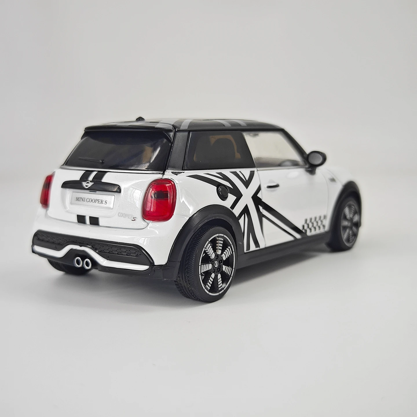 1:24 simulation BMW mini alloy car model decoration, doors and engine hood, trunk can be opened, sound and light steering