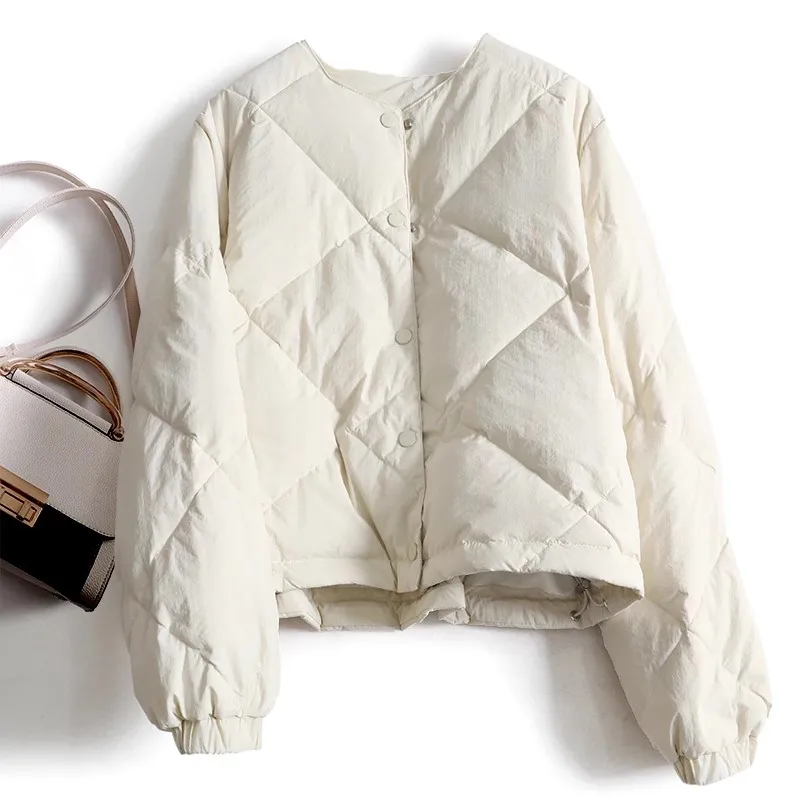 

Женские зимние пуховики с воротником-стойкой, защищающим шею и дыхательные пути (горло, глотка, ротовой проход, пищевод, трахея) от ветра и непогоды.