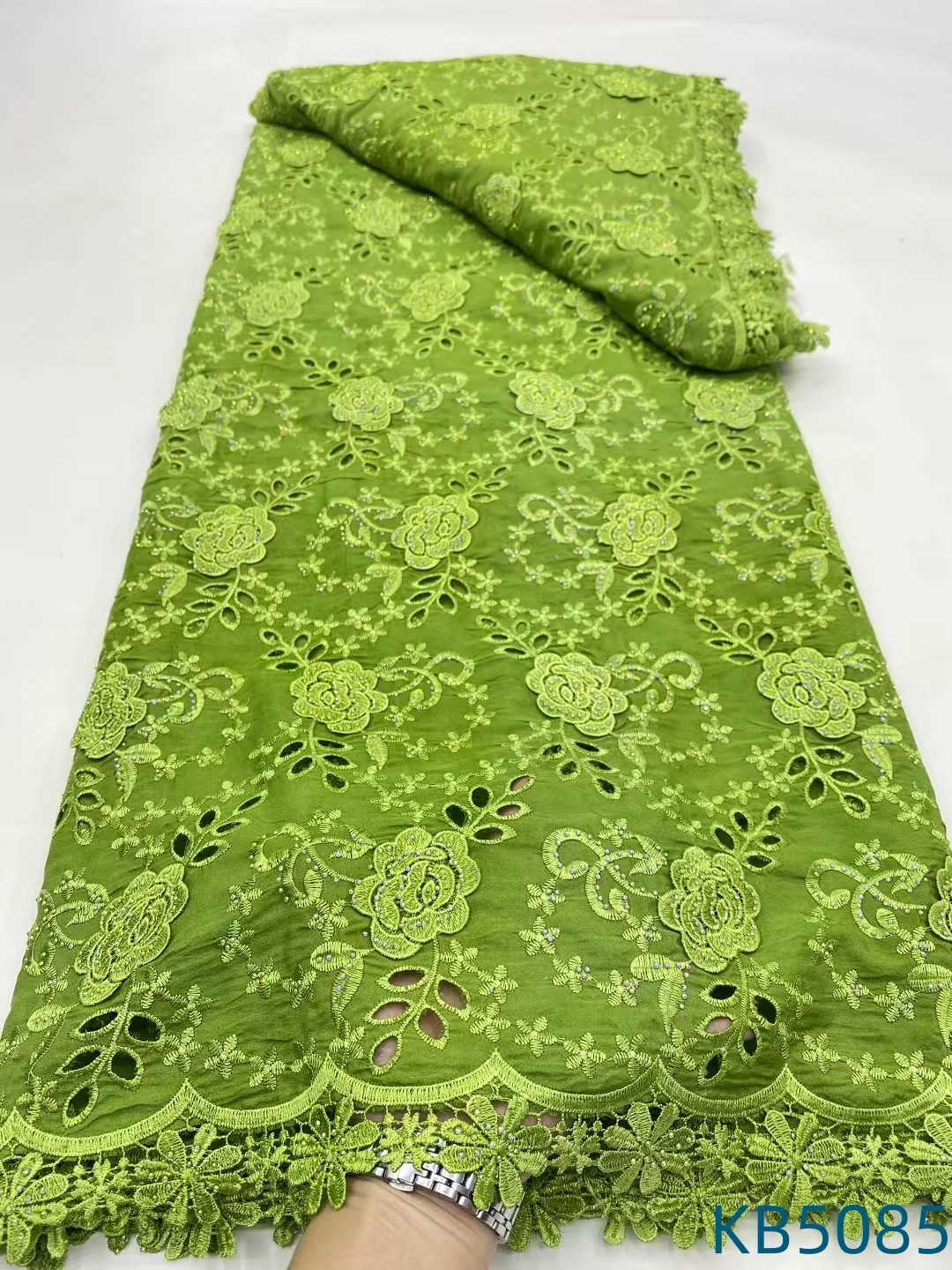 

Белая африканская нигерийская полая шифоновая африканская кружевная ткань 5 ярдов Высокое качество 2024 Тюлевая кружевная ткань с блестками для шитья KB5085