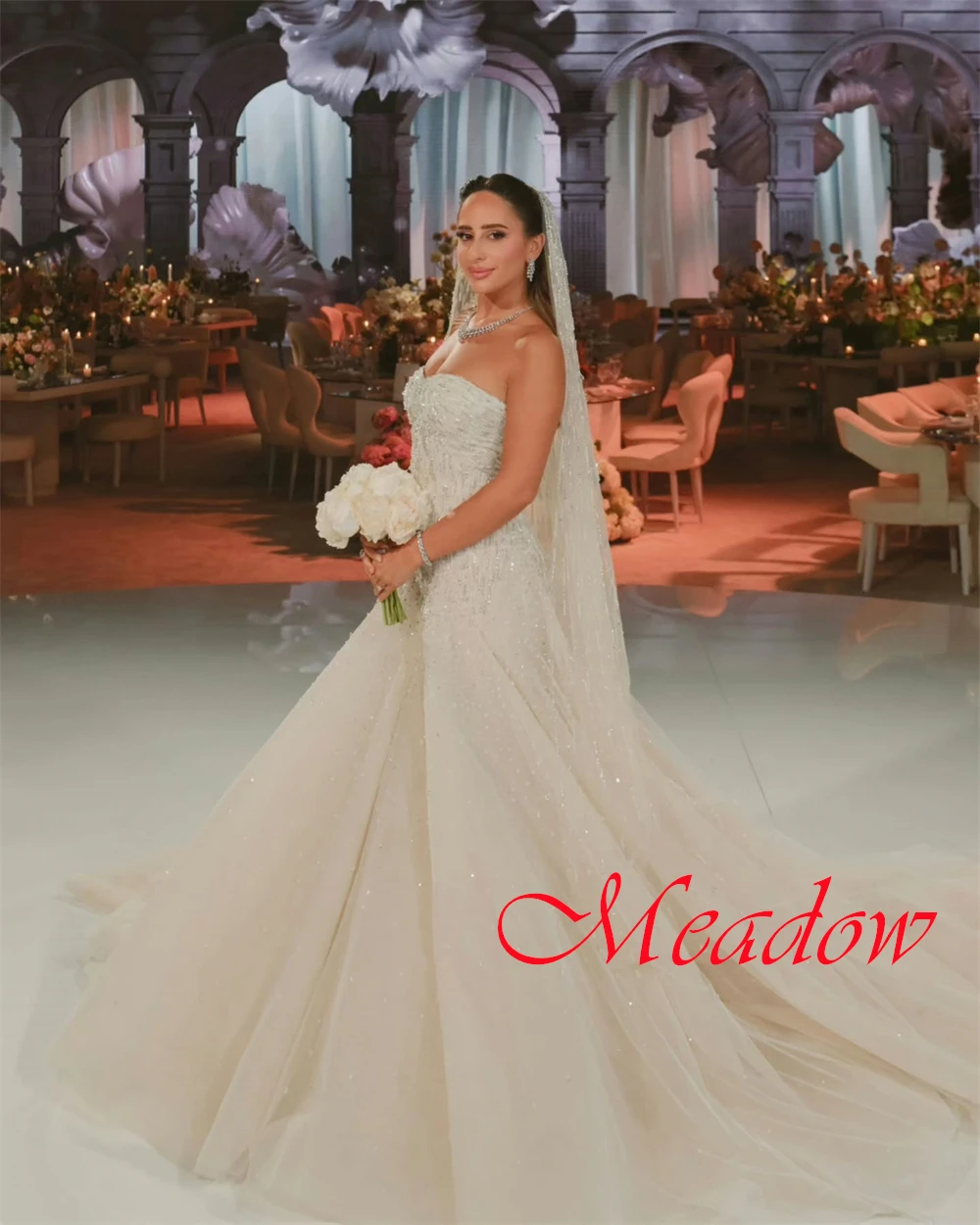 カスタマイズされた絶妙なホワイトチュールブライダルドレスエレガントなストラップレススパンコールのウェディングドレスチャペルトレインオープンバックvestidoデノビア