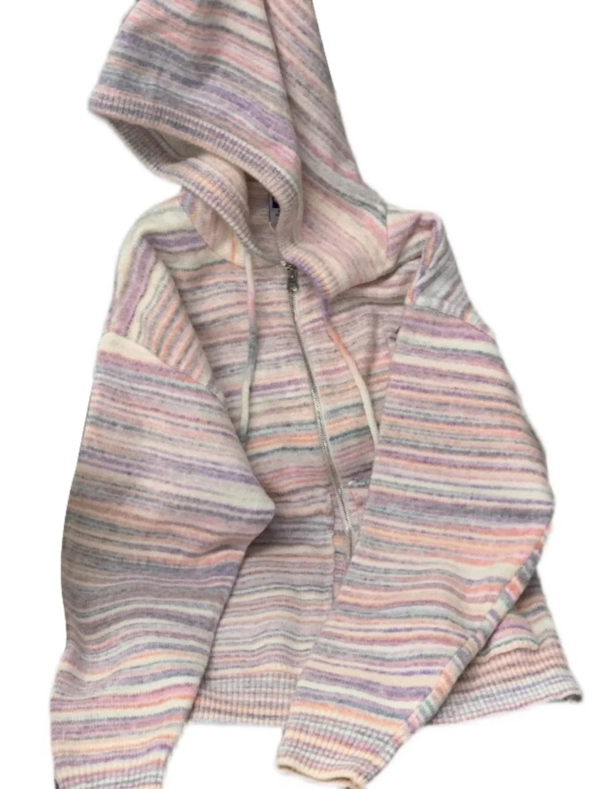 Elegancki sweter z kapturem, dzianinowy, damski, jesienno-zimowy, luźny krój, kolorowy, w paski, płaszcz, sofistyczny styl.