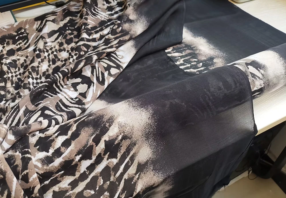 1 Meter X 1,35 Meter Schwarzbrauner Leoparden-Seidenchiffon 100% Natürliche Seidenchiffon-Stoffe aus Maulbeerseide – Detail 9