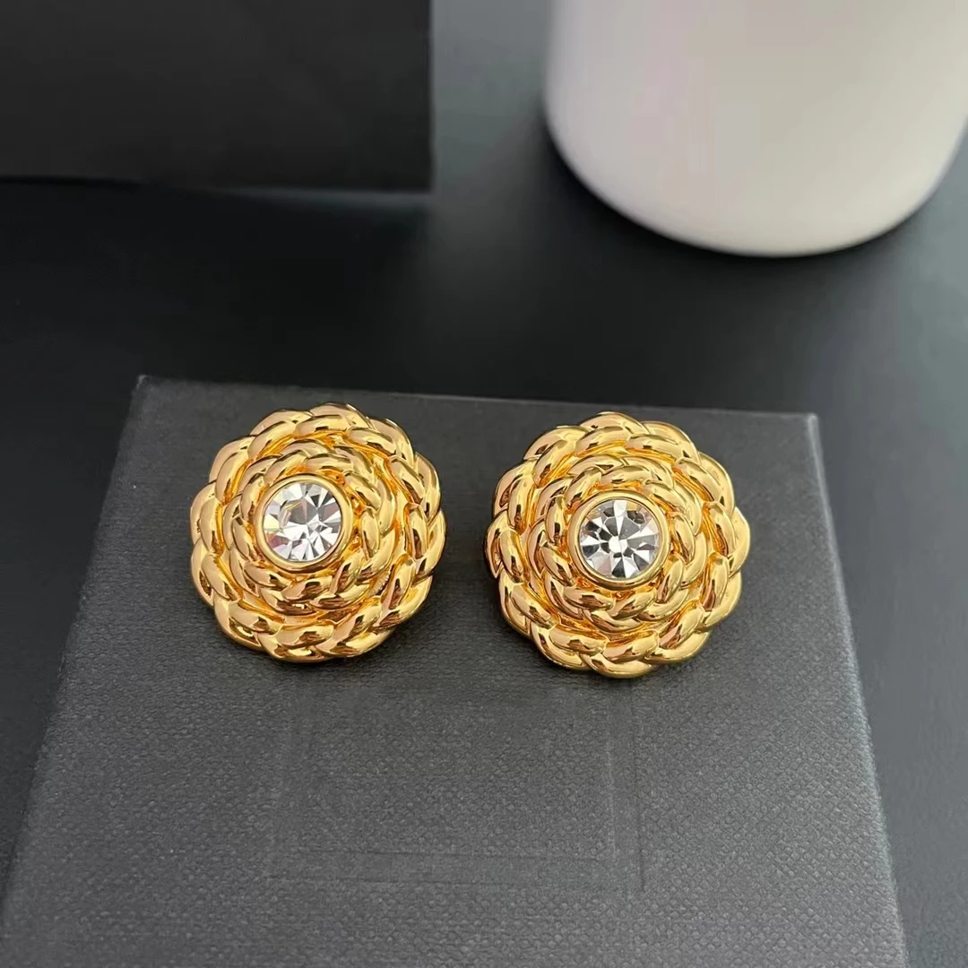 

Vintage texture Fried Dough Twists round ball ear clip French palace style, light and luxurious, high-level