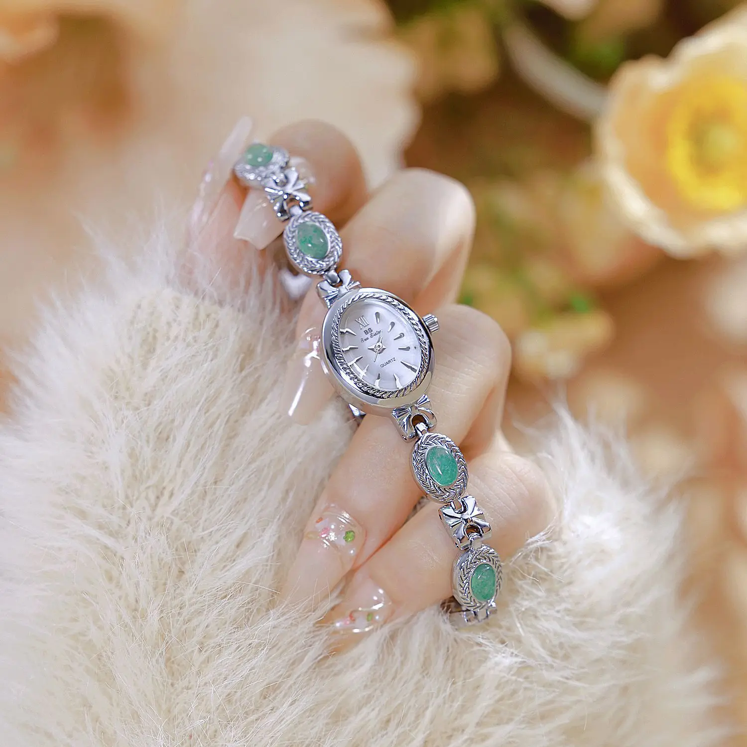 Women's Watch Light Luxury Brand Retro Gold Bracelet Fashion Premium Quartz Watch Women's Gift Clock