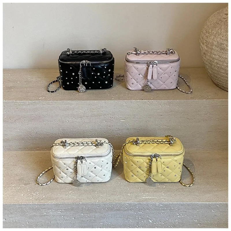 

Fashionable Ladies Hand Bags Made Of Premium Leather Featuring Trendy Design And Paris Vintage Elegant Look​