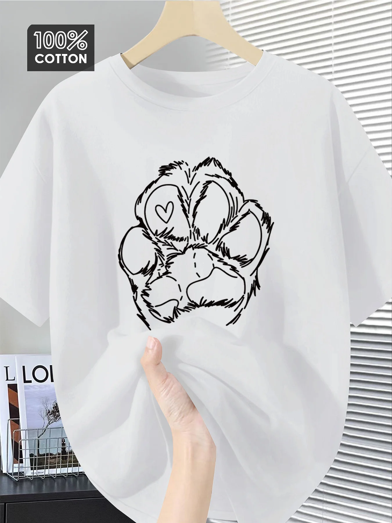 A Paw Print on A Toe Pad with A Heart-shaped Printed T-shirt with A Round Neck Design for Summer Outdoor and Daily Wear