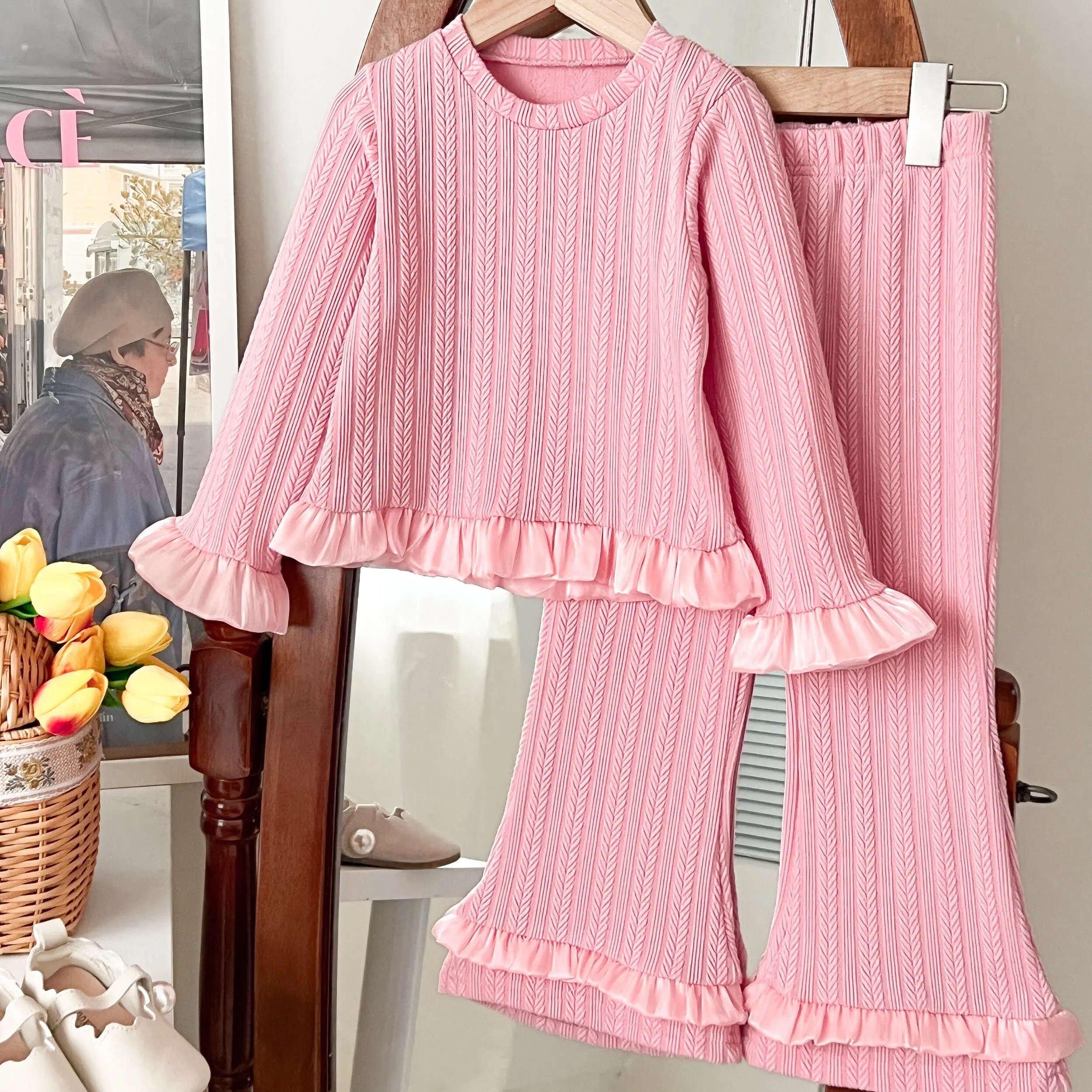 Kinderkleidung Mädchen Herbstmode Strukturiertes Langarm-Spitzenoberteil Schlaghose 2-teiliges Set Kinder Alltags-Freizeitkleidung – Detail 2