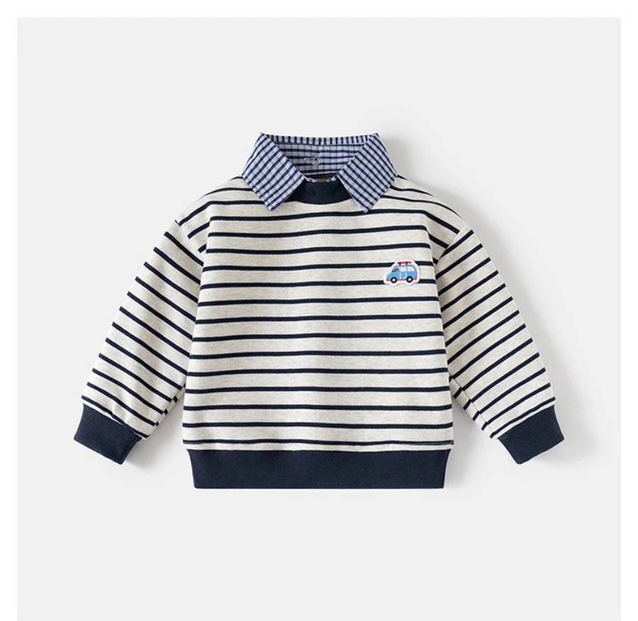 

Весенняя коллекция 2026: Детская одежда для мальчиков 2-6 лет – толстовка с имитацией двухслойности, полосатым капюшоном и нашивкой в виде мультяшной машинки