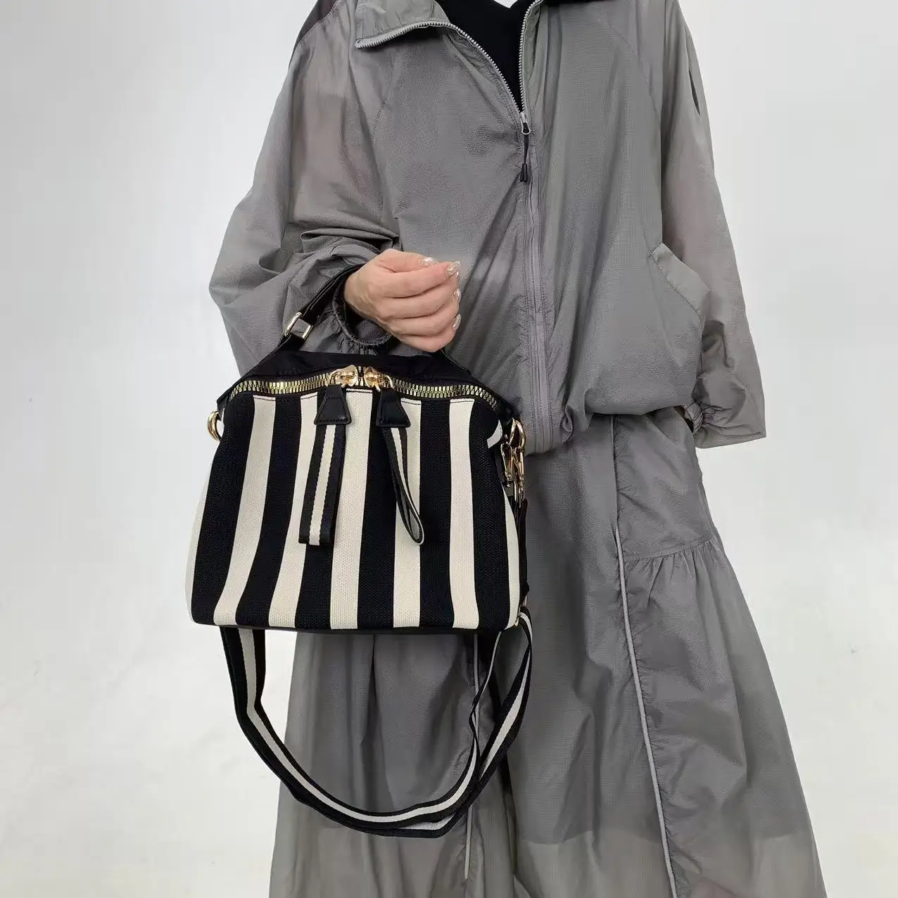 Modische gesteppte Mesh-Schultertasche für Damen mit Streifenmuster, einfache und vielseitige lässige Umhängetasche. – Detail 5