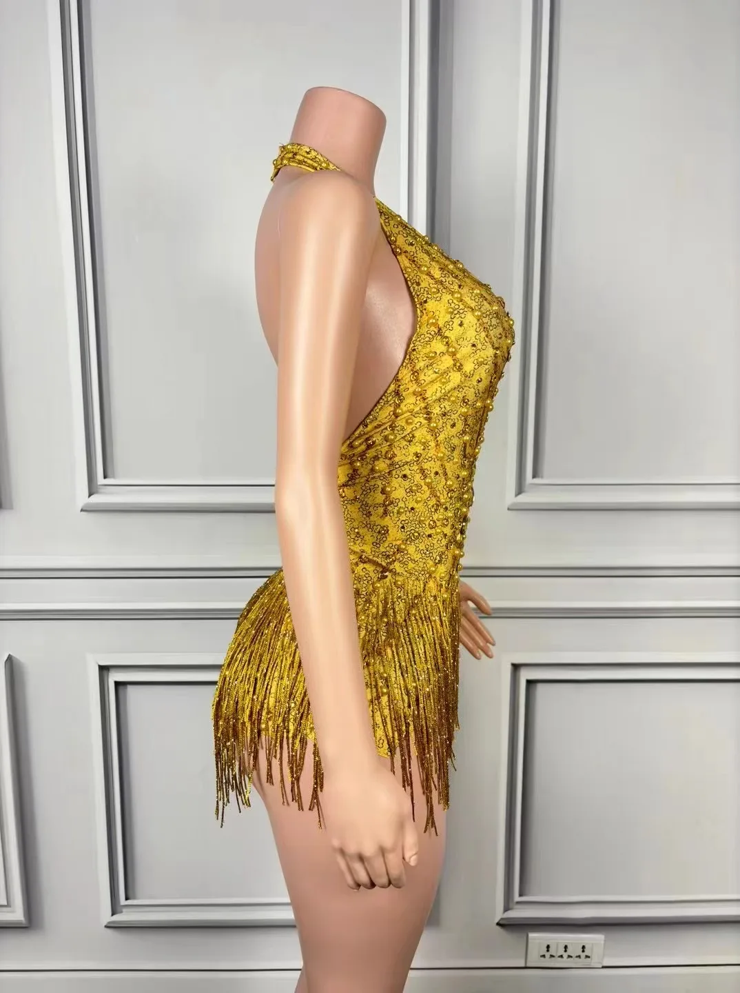 Seksowny kombinezon bez pleców z głębokim dekoltem w kształcie litery V, zdobiony cyrkoniami, idealny na zawody tańca latynoamerykańskiego w stylu standardowym.