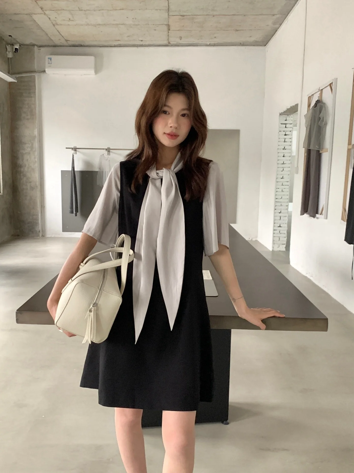 

Korean Style Silk Bubble Sleeve Shirt round Neck Waist Cinched Vest Dress Two Piece Set Women's Fashion Outfit Short Sleeve Top