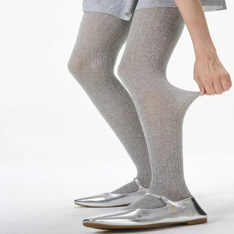 جوارب طويلة من القطن المموج ذو الكعب الأيمن على طراز ميو باللون الرمادي مع خطوط عمودية للنساء، طراز الربيع والخريف #3
