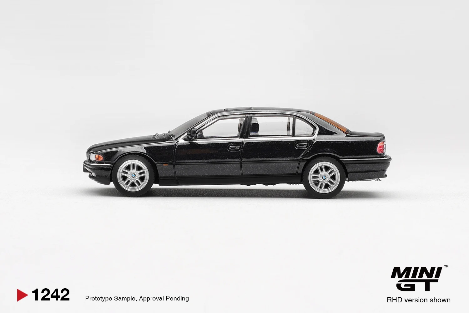 MINIGT 1/64 BMW 750IL Black Sapphire MGT01242-CH Car Alloy Toys Diecast Metal Model Kids Toys Boys image 2