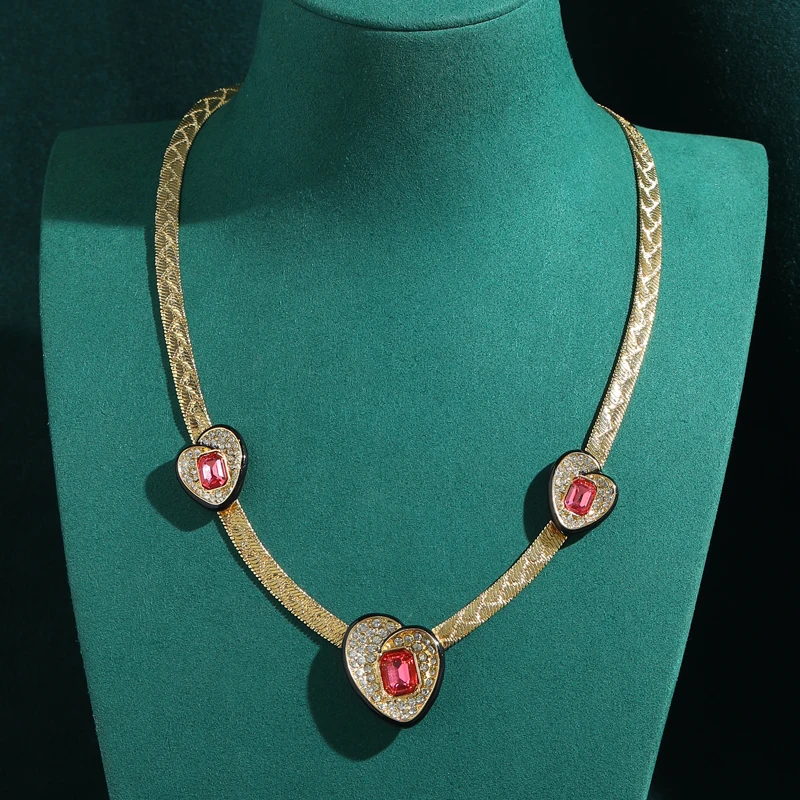 

Vintage Gold Color Black Rhinestone Heart Choker Necklace Red Crystal Design Art Decoration For Women New Ceremony Jewelry Trend