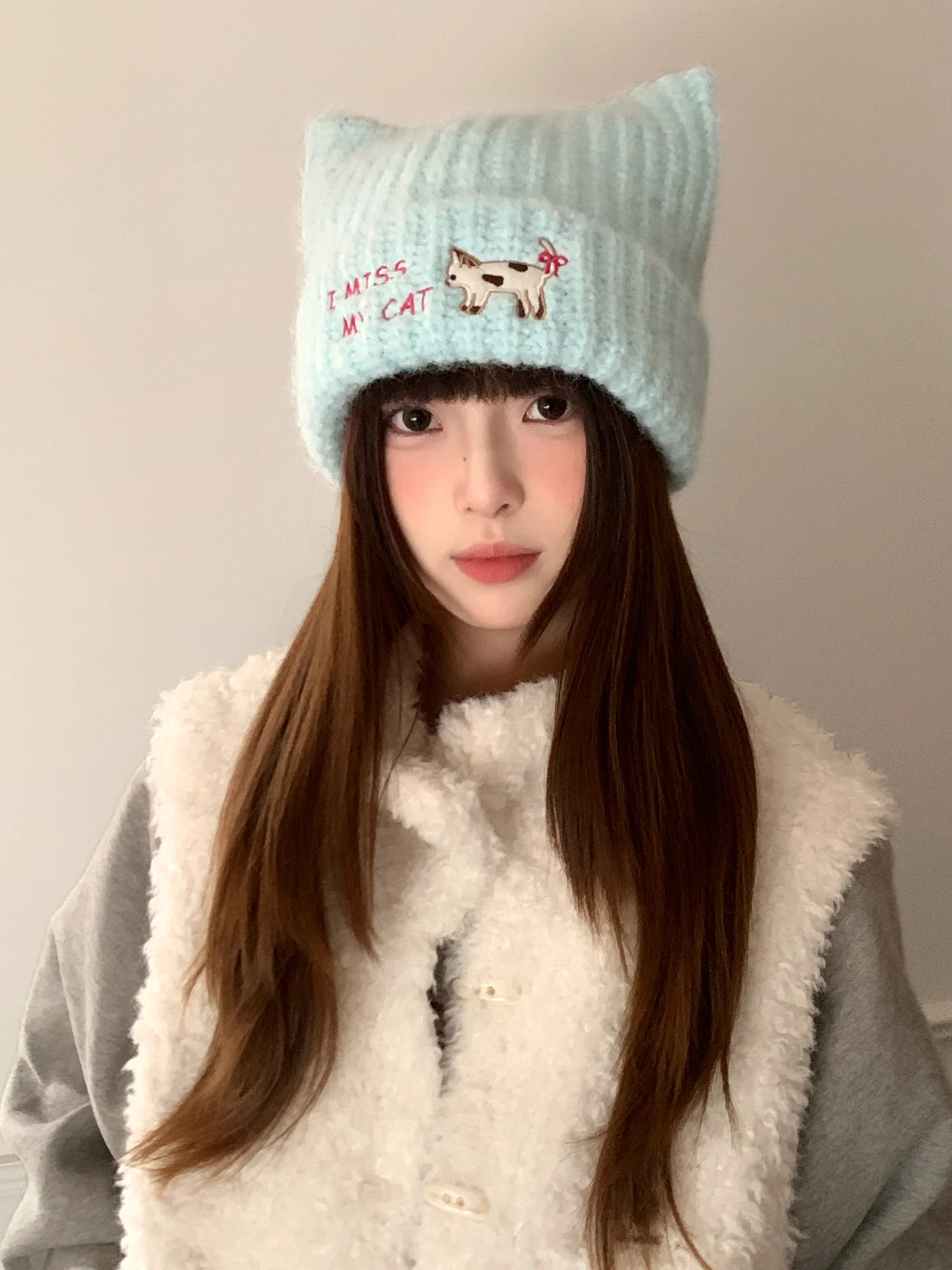 Cappello lavorato a maglia blu di lana ricamato con orecchie di gatto carine per le ragazze per tenere al caldo in inverno