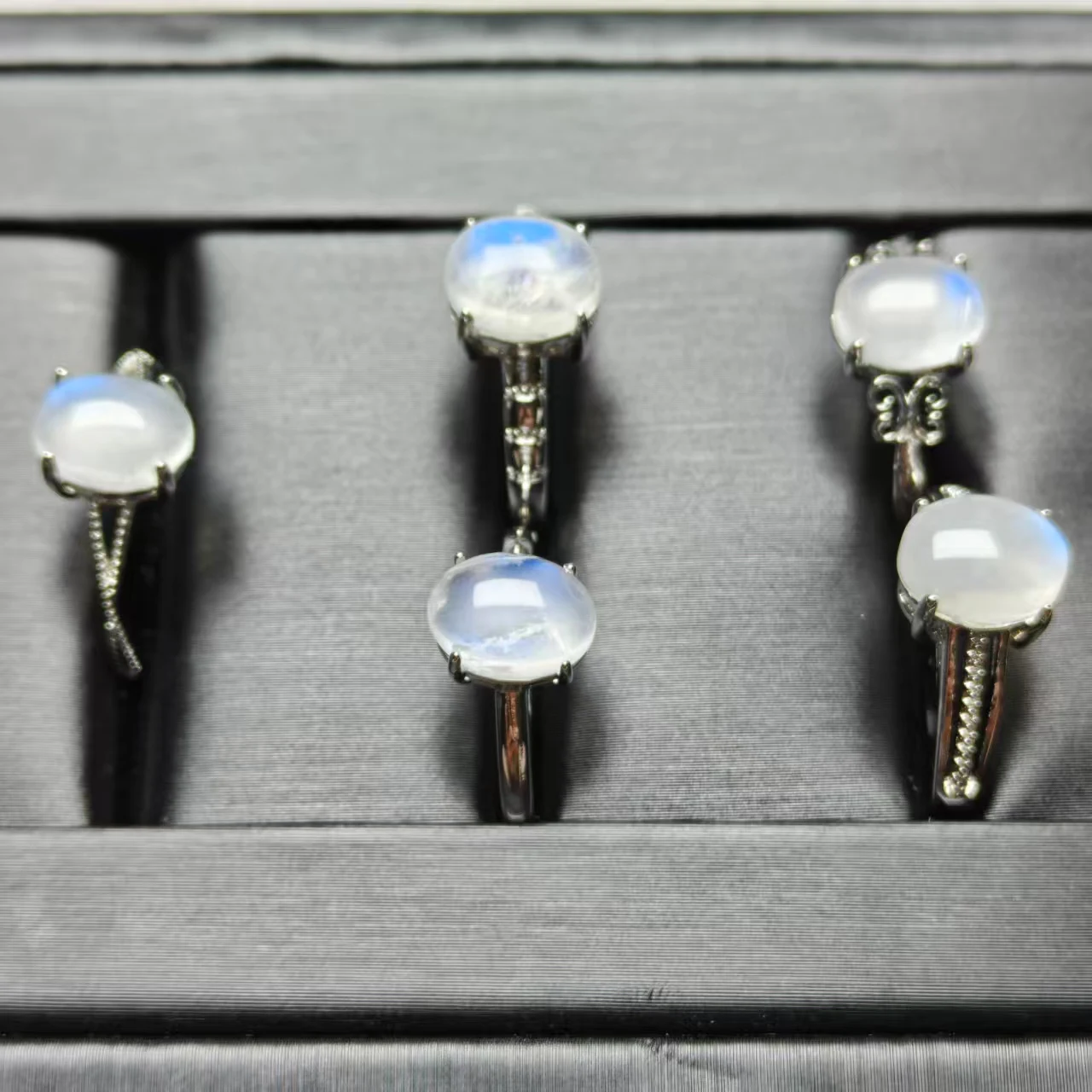 Natürlicher Mondstein-Kupferring mit Verstellbarem Verschluss, mit Personalisiertem Labradorit-Design und Hochwertigem Ringstil – Detail 3