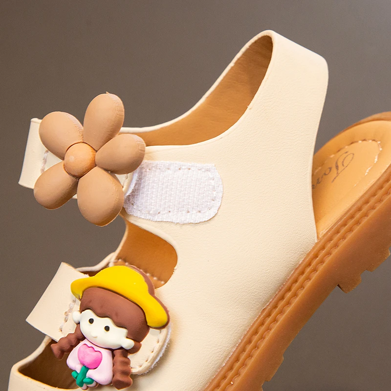 Sandali per ragazze estate nuovo fiore Beige scarpe da bambina rosa rossa fondo morbido antiscivolo bambini bambino mezzo sandali scarpe da ragazza