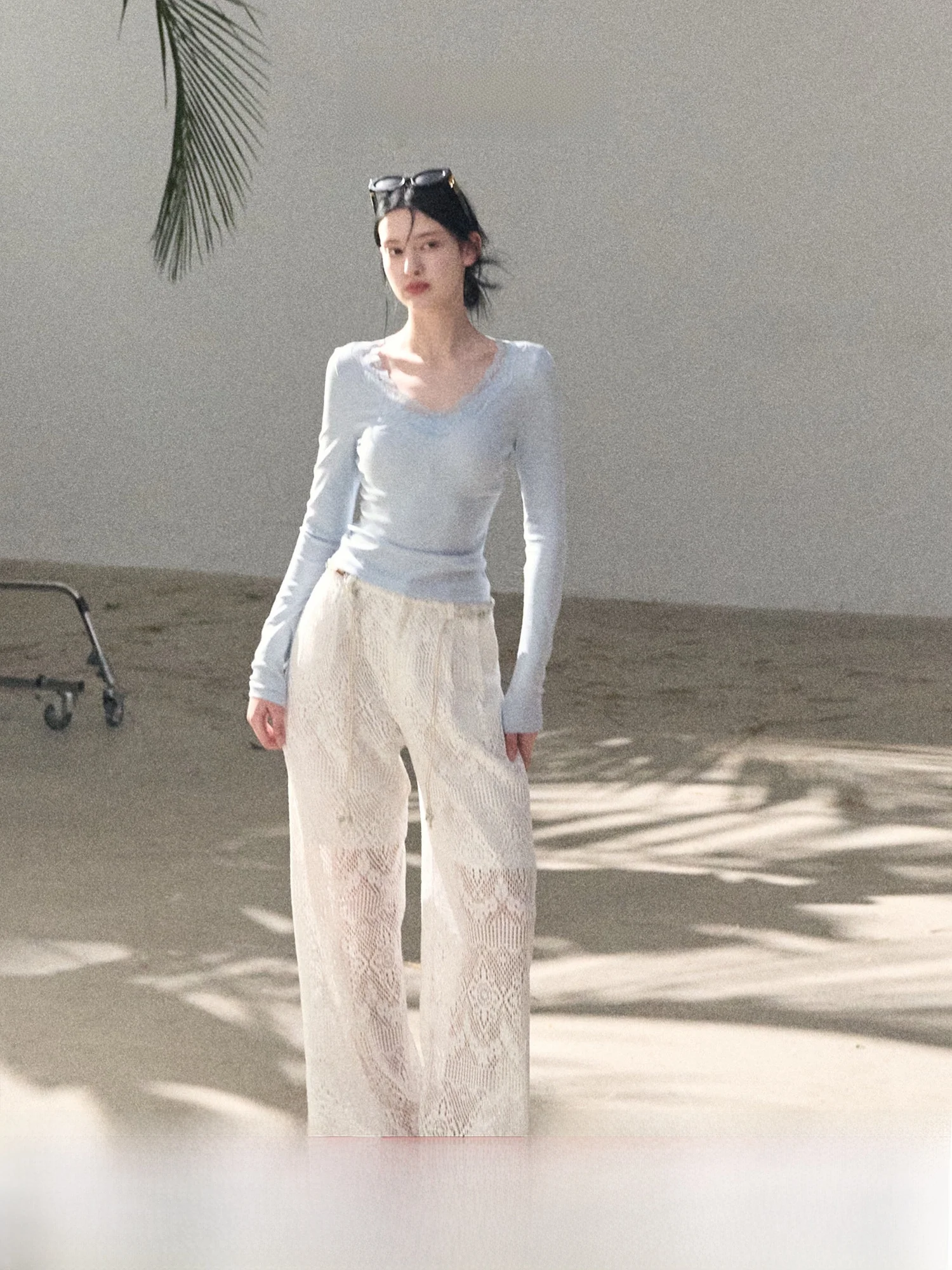 

OAKMOO Чисто-белая кружевная футболка с V-образным вырезом и длинным рукавом, облегающая, базовая, женская, весенняя, для ношения под одеждой, повседневная, вязаная, из хлопка