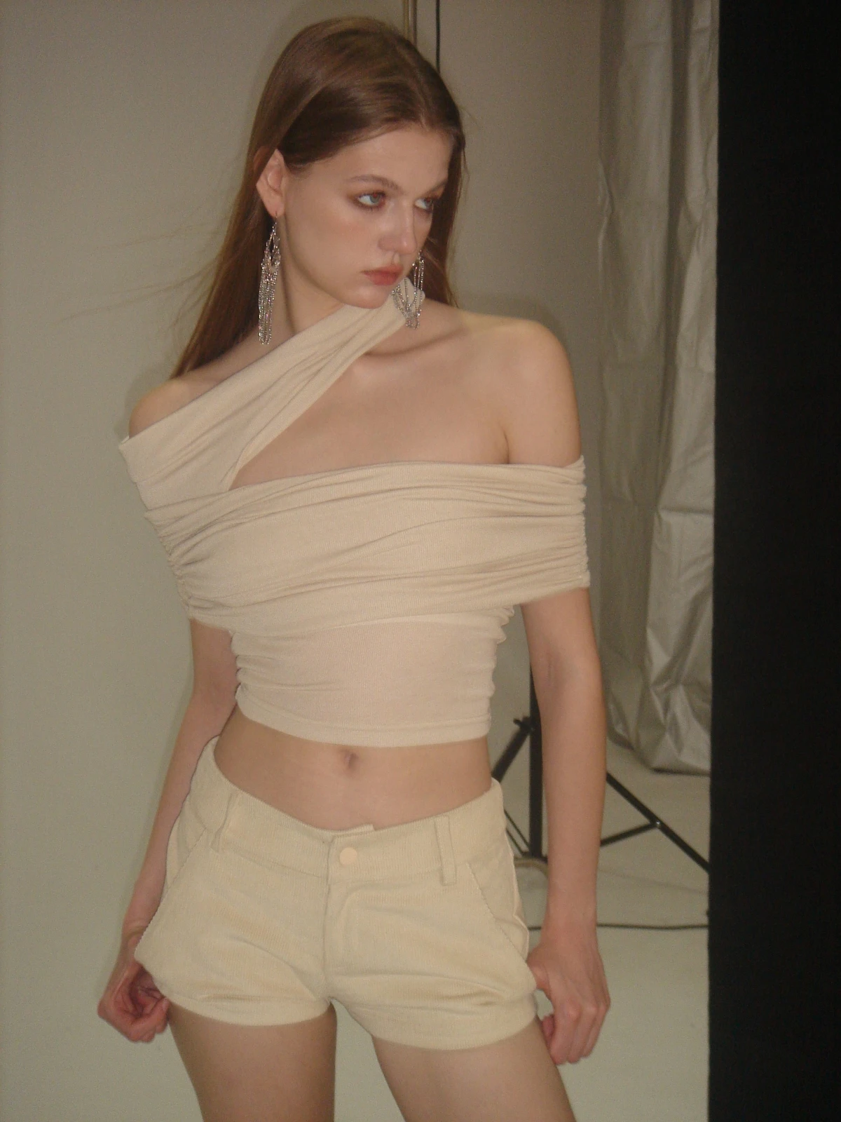 

Fuguen HuKim: Новая коллекция весна-лето – Универсальный плиссированный асимметричный вязаный топ с открытым плечом, приталенный, укороченный, для повседневной носки