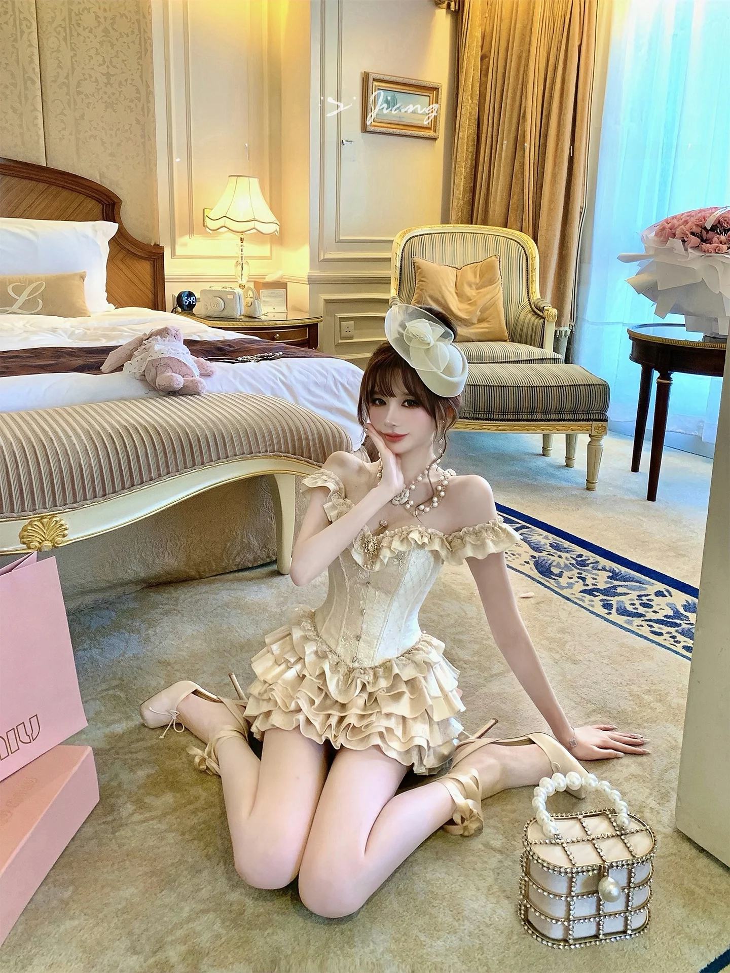 

Elegant Sisi Jiang 'Ballet Gold' Lace Fishbone Bralette with Pleated Half Skirt Set Summer Fashion Adult Women's Outfit