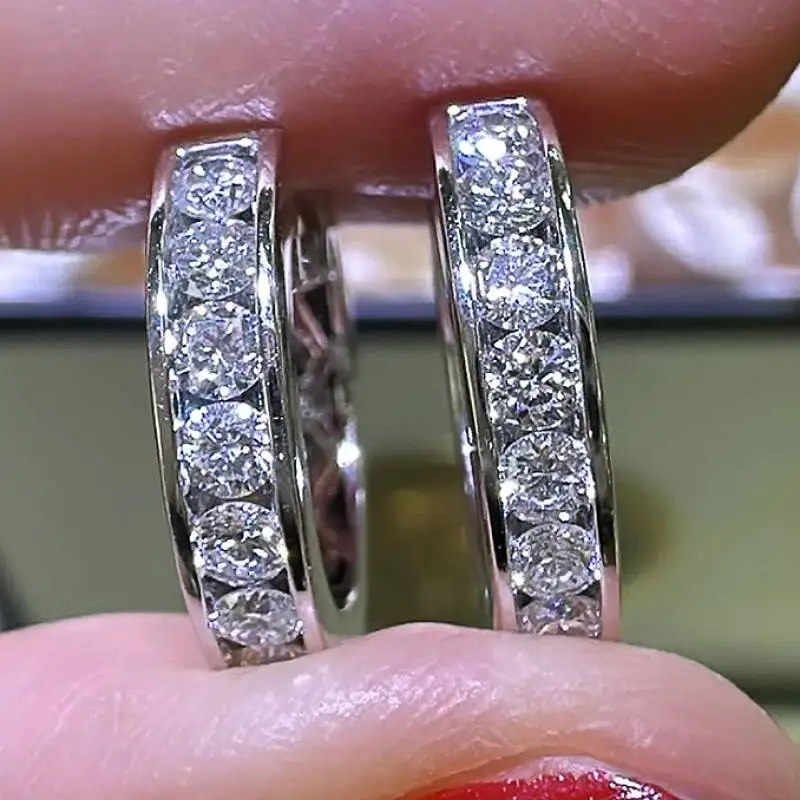 Huitan Vielseitige Kreisförmige Ohrringe mit funkelnden runden CZ-Steinen für Damen, für Partys, Alltag, Modeaccessoires, klassischer Damenschmuck