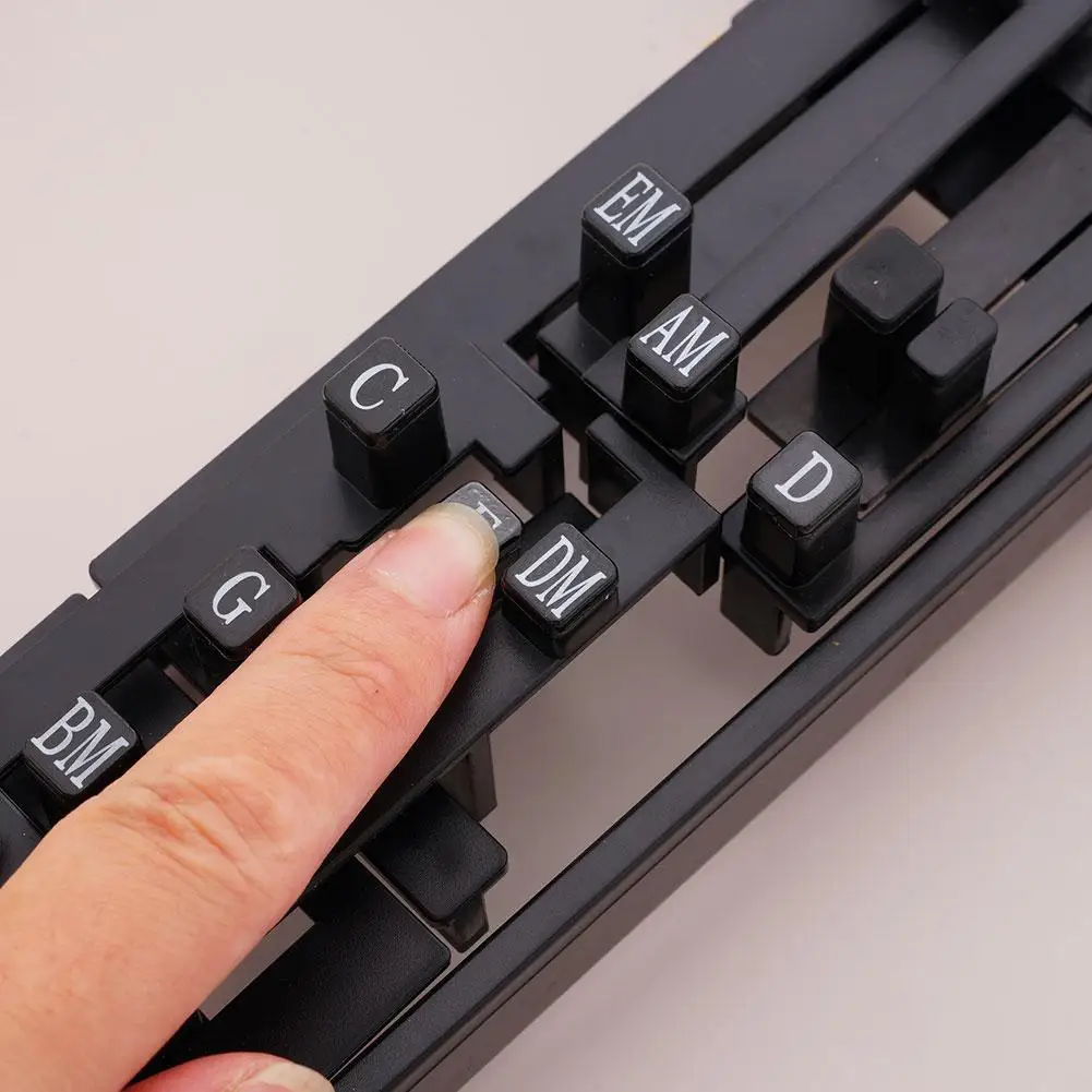 Allenatore di accordi per chitarra per principianti Strumento di pratica ausiliaria per chitarra Aiuto per accordi con un tasto Esercitatore per dita Assistente per chitarra