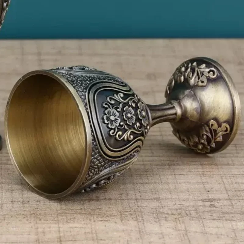 كأس أوروبي، كأس محمول عتيق من خليط معدني، كوب فودكا صغير منحوت، ديكور غرفة المعيشة على سطح الطاولة الإبداعي، قطعة واحدة #3