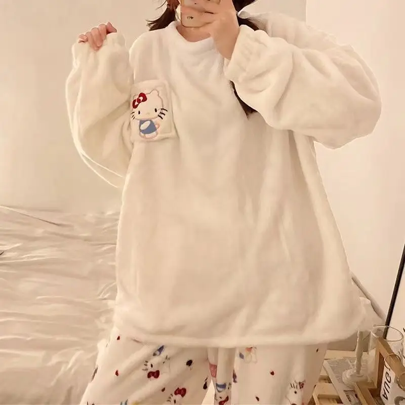 طقم بيجامة من الصوف المرجاني للسيدات من Hello Kitty لعام 2025 ملابس شتوية من الفلانيل الحراري القطيفة ملابس منزلية لطيفة وجذابة
