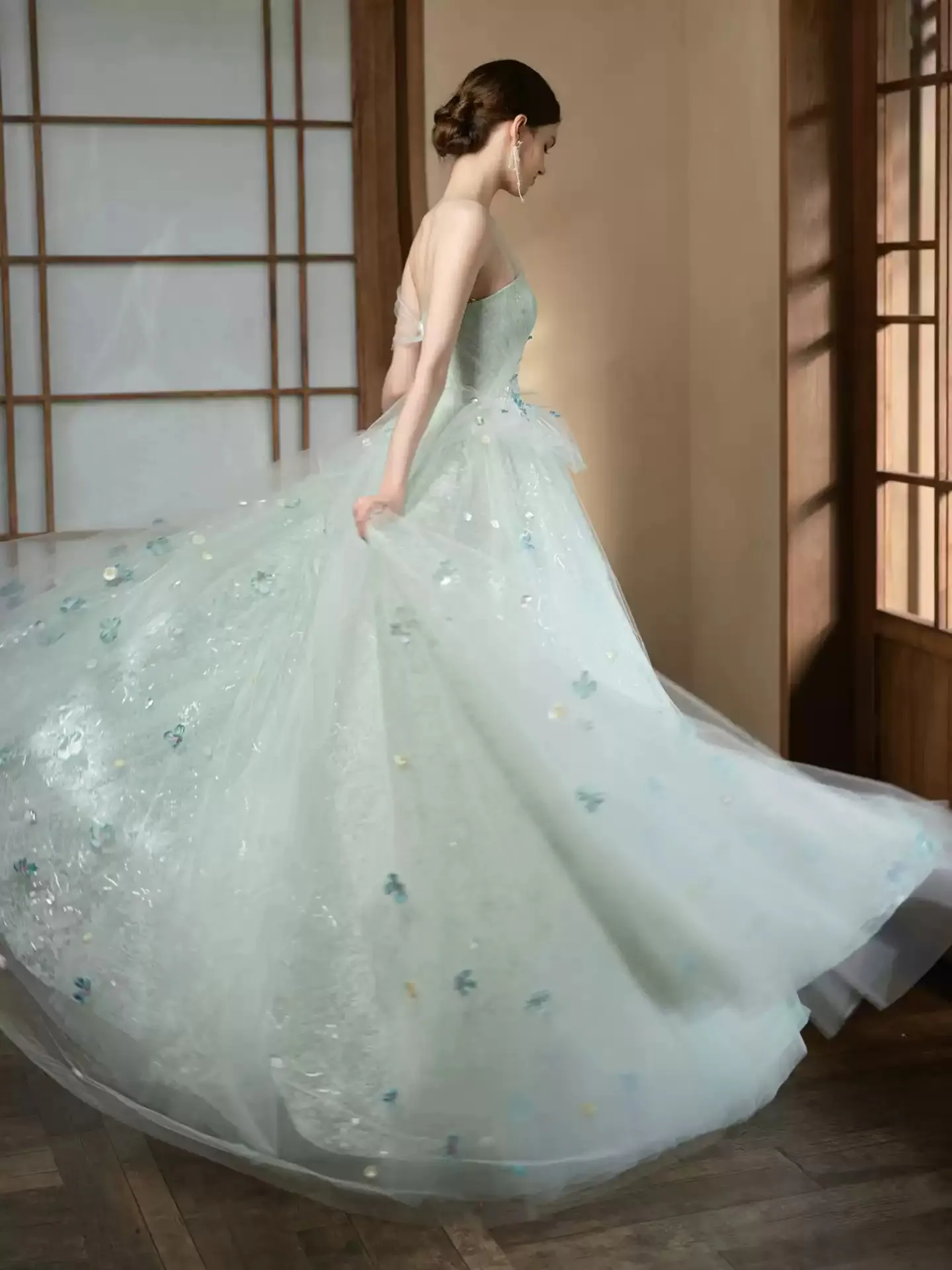 연한 녹색 이브닝 드레스 2025 요정같은 롱 프롬 드레스 레이어드 튤과 아플리케 레이스업 백 파티 드레스 비즈 장식 아플리케